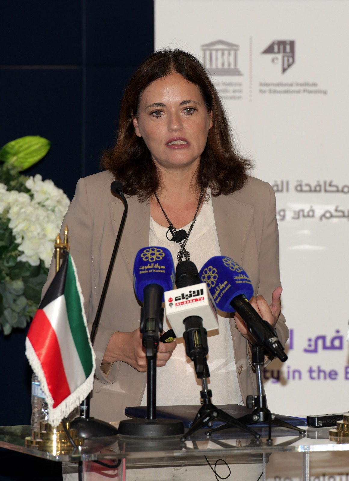 Muriel Poisson, del IIPE, dirigiéndose a los participantes en el taller de NAZAHA en Kuwait.